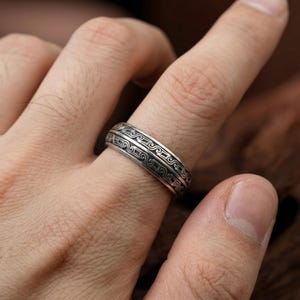 Anillo con diseño en espiral, banda de plata ajustable, unisex, joyería minimalista grabada, regalo