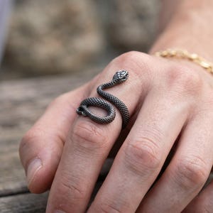 Anel aberto ajustável em formato de cobra, anel com serpente prateada ou preta, anel unissex com estampa animal marcante. imagem 10