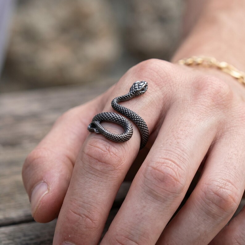 Anel aberto ajustável em formato de cobra, anel com serpente prateada ou preta, anel unissex com estampa animal marcante. imagem 10