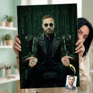 Puede incluir: Impresión en lienzo enmarcada que presenta a un hombre con gafas de sol, sentado en una silla, sosteniendo una pastilla roja y otra azul. El fondo tiene un efecto de lluvia digital verde. Una pequeña foto de un hombre sonriente está en la esquina inferior derecha.