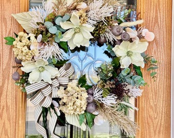 Colores neutros y flores de magnolia