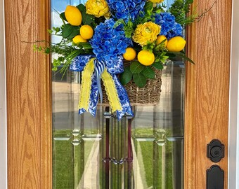 Cesta de puerta azul y amarilla