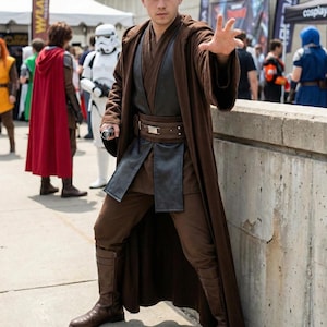 Disfraz de Anakin Skywalker inspirado en Star Wars: Túnica Jedi marrón y traje de vuelo, uniforme completo de caballero Jedi, cosplay de Halloween para hombre.