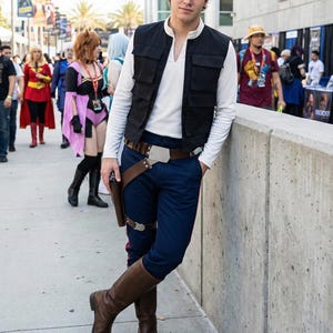 Costume da cosplay ispirato a Han Solo ispirato a Star Wars: gilet da contrabbandiere, camicia, pantaloni a righe di sangue