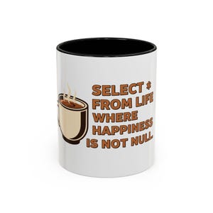 Puede incluir: Taza de café de cerámica blanca con interior negro y un gráfico marrón de una taza de café. La taza presenta el texto "SELECT FROM LIFE WHERE HAPPINESS IS NOT NULL" en letras marrones.