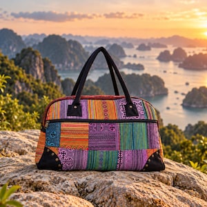 Peut inclure: Un sac de voyage au design patchwork composé de panneaux de tissu aux couleurs vives violet, orange, vert et jaune. Le sac comprend des poignées noires, une fermeture éclair noire et des coins noirs ornés de petits clous métalliques.