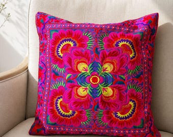 Kissenbezug mit Hmong-Stickerei und Blumenmuster, Boho-Kissen im Ethno-Stil, farbenfroher Textilakzent