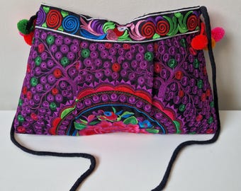 Bunte, bestickte Schultertasche der Hmong: Lila Blumenmuster mit Pompons