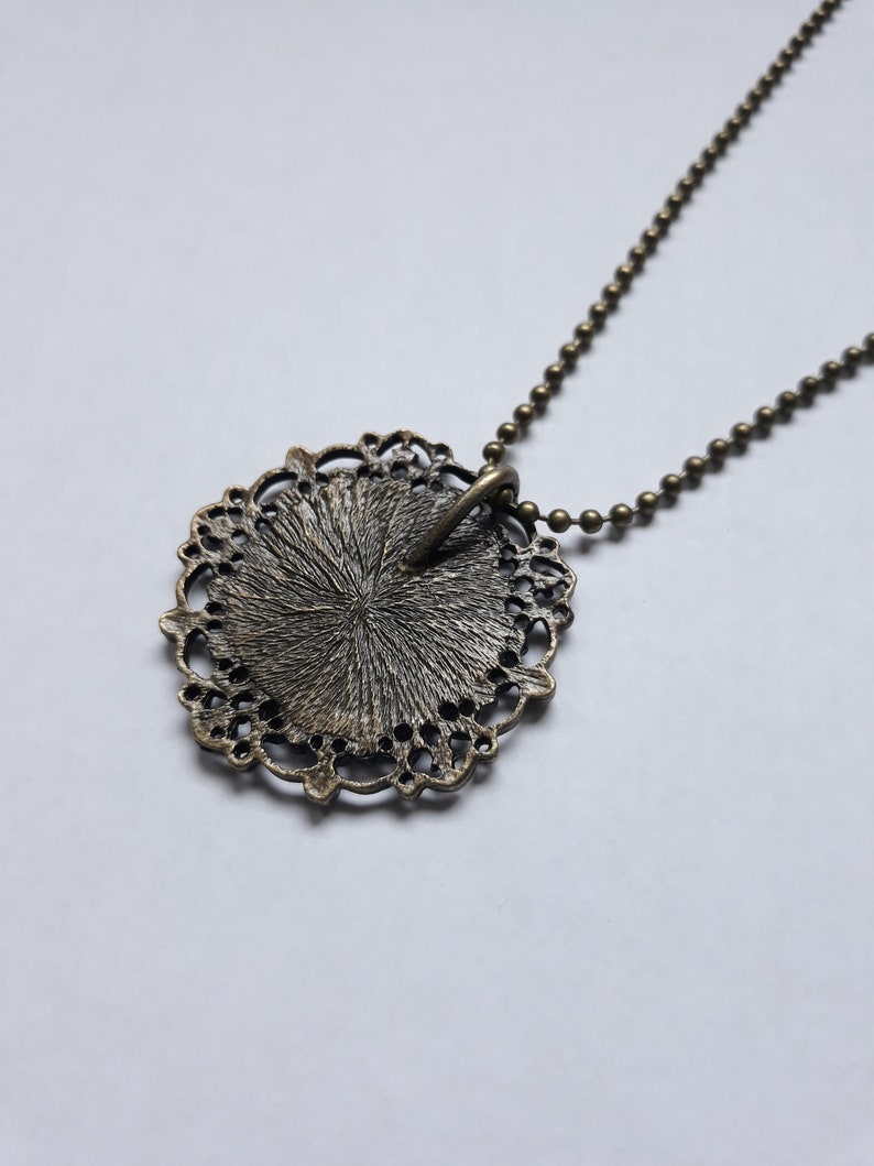Pendant necklace with fluid paint design