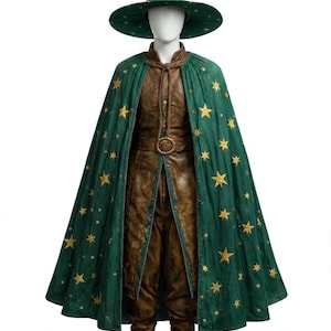 Puede incluir: Una taza de cerámica blanca con un asa negra y el texto "But First, Coffee" en negro, con una fuente de estilo manuscrito. La taza está sobre una superficie blanca.