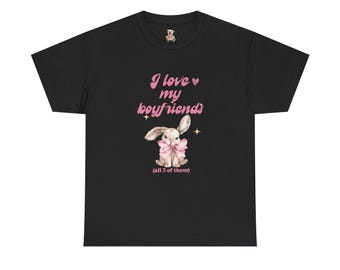 Camiseta com coelhinho em aquarela e escrita em tons pastel, estilo Coquette.