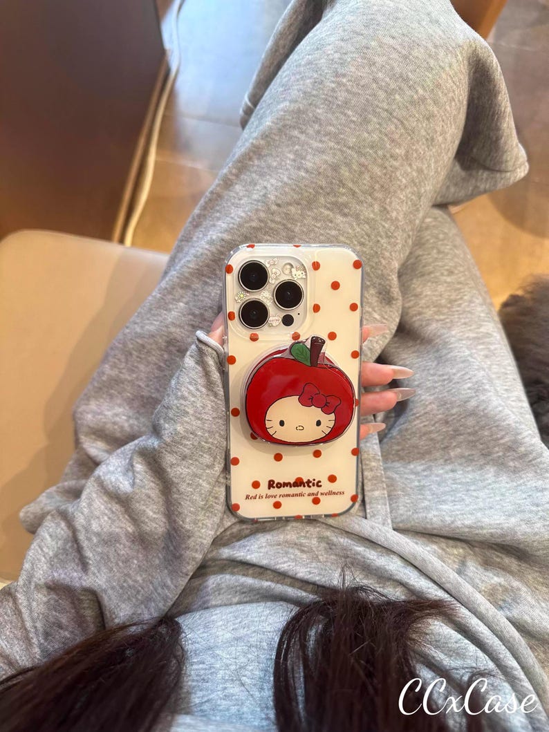 Funda para teléfono Red is Love con temática romántica de lunares, soporte magnético con forma de manzana de Hello Kitty, compatible con MagSafe para iPhone 15/16/17 Pro Max Magnetic Case + Grip