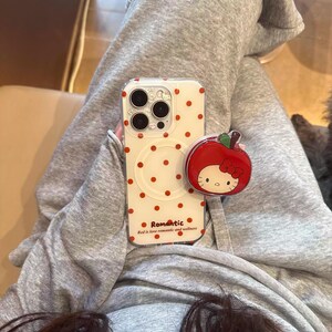 Funda para teléfono Red is Love con temática romántica de lunares, soporte magnético con forma de manzana de Hello Kitty, compatible con MagSafe para iPhone 15/16/17 Pro Max imagen 2
