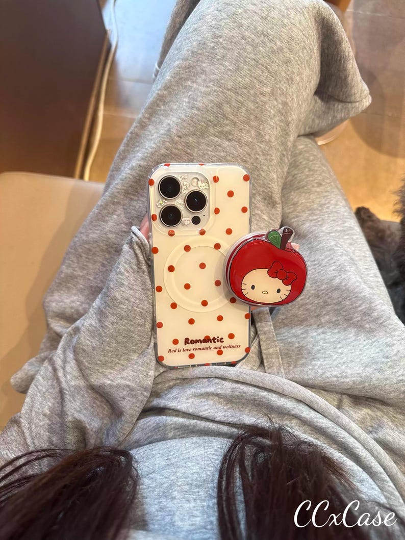Funda para teléfono Red is Love con temática romántica de lunares, soporte magnético con forma de manzana de Hello Kitty, compatible con MagSafe para iPhone 15/16/17 Pro Max imagen 2