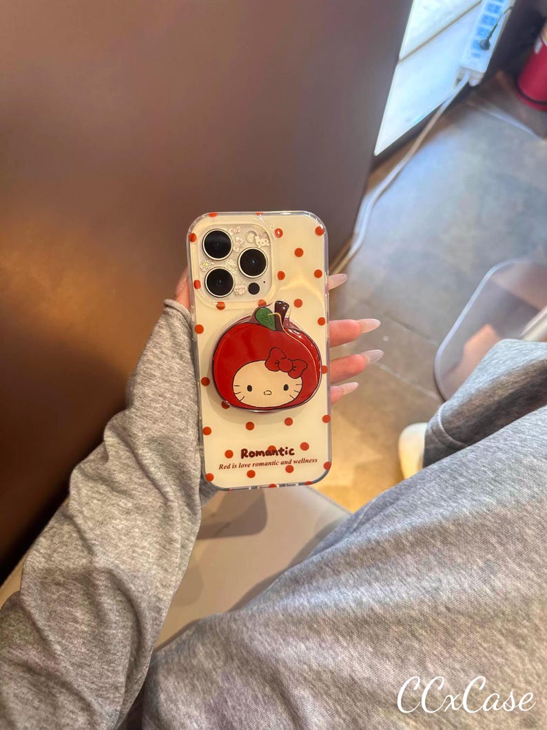 Funda para teléfono Red is Love con temática romántica de lunares, soporte magnético con forma de manzana de Hello Kitty, compatible con MagSafe para iPhone 15/16/17 Pro Max imagen 6