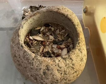 Comedero para pájaros 2 en 1 de piedra natural, comedero de piedra antivuelco y triturador de garras para loros, plato de comida de piedra resistente, decoración única para jaulas de pájaros