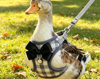 Set composto da pettorina e guinzaglio regolabili per anatre domestiche, grazioso gilet a forma di papillon per pollame, oche e polli, morbido accessorio per passeggiate con gli uccelli, regalo perfetto per animali domestici e accessori fotografici.