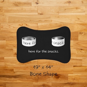 Pode incluir: Uma tábua de corte de madeira feita à mão com acabamento natural. A tábua apresenta uma borda natural em um lado e uma forma retangular. Tem aproximadamente 45 cm de comprimento e 30 cm de largura.