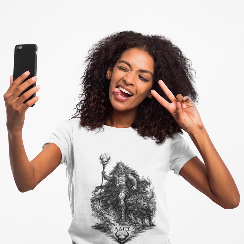 ハデス（ギリシャ神話の神）Tシャツ｜ダークファンタジー ハデスとケルベロス ユニセックスTシャツ｜オリンピアンコレクション 画像 3
