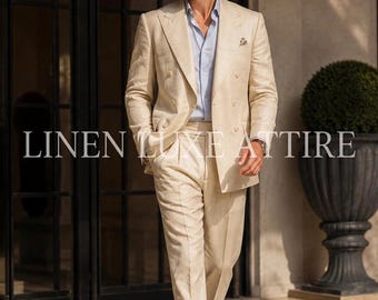 Pode incluir: Um fato de linho bege com abotoamento duplo, calças a condizer e uma camisa às riscas azul-claras e brancas. O texto LINEN LUXE ATTIRE está sobreposto no centro da imagem. O fato apresenta lapelas largas e calças com bainha.