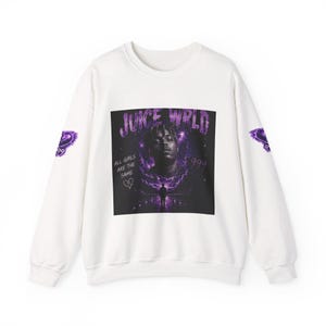 Op de afbeelding: Witte sweatshirt met een afbeelding van Juice WRLD, de tekst "JUICE WRLD" en de zinnen "All girls are the same" en "999". Paarse ontwerpen staan op de mouwen. Het ontwerp is gecentreerd op de voorkant.