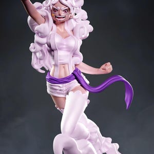 Może przedstawiać: Jasnofioletowa figurka postaci z długimi, kręconymi włosami i uśmiechniętą miną. Postać ma na sobie jasnofioletowy top, szorty i pończochy do kolan z fioletową szarfą. Figurka jest dynamicznie pozowana.