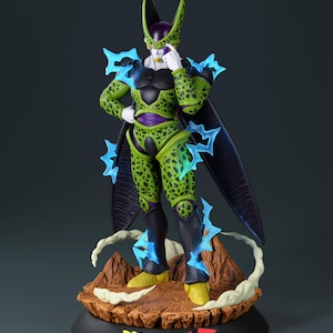 Op de afbeelding: Gedetailleerd beeldje van het Dragon Ball Z-personage Cell. Het beeldje is groen met zwarte vlekken en paarse accenten, staand op een rotsachtige basis met blauwe energie-effecten. Het Dragon Ball Z-logo is zichtbaar.