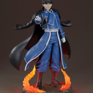 Puede incluir: Figura de un personaje con uniforme azul de estilo militar con detalles blancos y capa negra. La figura está sobre una base rocosa con llamas naranjas. El personaje señala hacia adelante con expresión segura.
