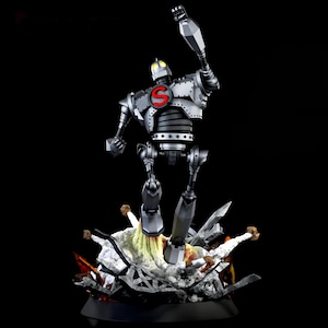 Könnte beinhalten: Eine metallisch-graue Roboterfigur mit einem roten "S"-Emblem auf der Brust, die auf einer zerstörten Struktur steht. Der Roboter hat gelbe Augen und einen Arm erhoben. Die Basis zeigt Trümmer und Flammen, vor schwarzem Hintergrund.