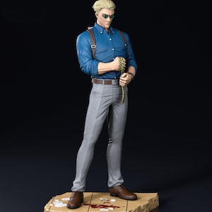 以下が含まれることがあります： 青いボタンダウンシャツ、グレーのパンツ、茶色の靴を履き、サングラスをかけたキャラクターの精巧なフィギュア。 フィギュアは模様のあるアイテムを持っており、赤と白のディテールのあるテクスチャベースに立っています。 背景は暗いです。