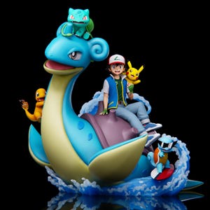 Könnte beinhalten: Detaillierte Figur mit Ash Ketchum auf einem Lapras, mit Pikachu, Bisasam, Glumanda und einem Schiggy beim Surfen. Das Lapras ist blau und gelb, mit einem lila Sattel. Die Charaktere sind in dynamischen Posen vor schwarzem Hintergrund.