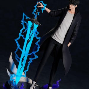 Puede incluir: Figura detallada de un personaje con abrigo negro, camisa blanca y pantalones negros, sosteniendo una espada azul brillante. La espada está rodeada de efectos de energía azul. La figura está sobre una base rocosa con detalles morados.