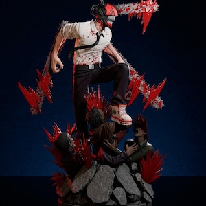 Puede incluir: Figura detallada de un personaje con cabeza y brazos de motosierra, de pie sobre un montón de escombros y figuras. La figura lleva una camisa blanca con salpicaduras de sangre, pantalones negros y botas blancas. Las cuchillas de la motosierra son rojas.