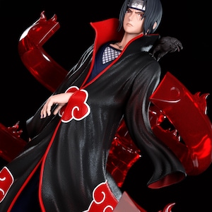 Puede incluir: Figura detallada de un personaje de la serie de anime Naruto. La figura viste una capa negra con detalles rojos y diseños de nubes. Un cuervo está posado en el hombro del personaje. La figura tiene pelo negro y una diadema.