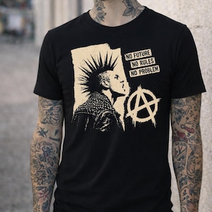 Peut inclure: T-shirt noir avec un motif punk rock. Le design comprend une figure avec une crête iroquoise, le symbole de l'anarchie et le texte "NO FUTURE, NO RULES, NO PROBLEM". Le t-shirt a des manches courtes.