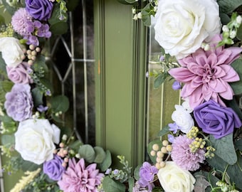 Lavendelfärgad vårkrans för ytterdörren – Stor lila och rodnande blommig krans – Elegant trädgårdsdörrdekoration för stugan – Sommarkrans för vardagsbruk