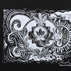 Pode incluir: Impressão gráfica em preto e branco de uma cruz estilizada com uma planta crescendo do centro. A impressão é cercada por ondas giratórias, chamas e outros desenhos abstratos. O texto "BRANDY ERIN DICKS" está na parte inferior da impressão.