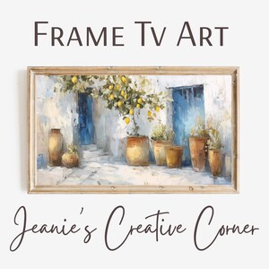 Może przedstawiać: Oprawiony cyfrowy wydruk artystyczny dla Frame TV, przedstawiający śródziemnomorską scenę z drzewami cytrynowymi, niebieskimi drzwiami i donicami z terakoty. Grafika jest w prostokątnej drewnianej ramie. Tekst na obrazie brzmi "FRAME TV ART" i "Jeanie's Creative Corner".