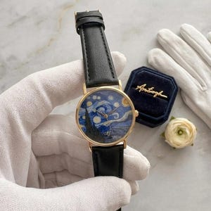 Reloj unisex Van Gogh, reloj de arte impresionista, accesorio cultural minimalista para todos, correa de piel negra y dorada. imagen 1