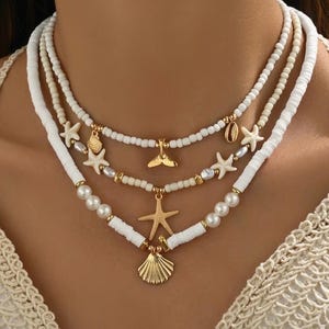 Flerskiktat halsband med snäckskal, vita pärlor och en sjöstjärna i surfarstil