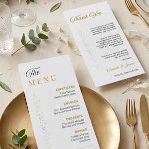 Puede incluir: Juego de papelería de boda con plato dorado, menú y tarjeta de agradecimiento. El menú enumera aperitivos, entrantes, postres y bebidas. Las tarjetas tienen escritura dorada y detalles florales. El plato tiene aprox. 25 cm de diámetro.