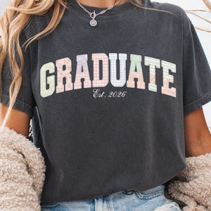 Camiseta de graduación moderna con estampado de patchwork falso, camiseta de graduación Senior 2026, camiseta de graduación Clase de 2026, Graduado Est. 2026, solo estampado, no es un parche.