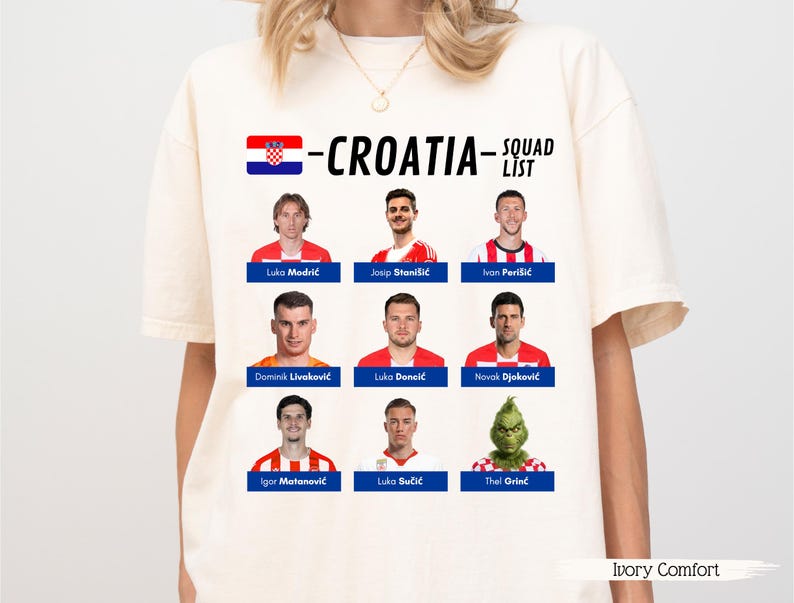 以下が含まれることがあります： 「CROATIA」の文字とクロアチア国旗のグラフィックがプリントされた、アイボリーコンフォートのクリーム色のTシャツ。選手の写真と名前が記載されたチームリストがあり、下部にはグリンチのグラフィックがあります。