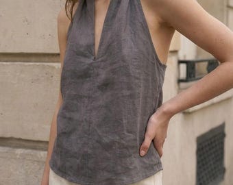 Top de lino con escote halter, escote en V profundo, tirantes anchos, sin mangas, elegante, chic, minimalista, verano, color carbón.