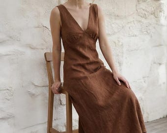 Vestido midi de lino marrón, sin mangas, con escote en V, ideal para la playa o para uso diario.