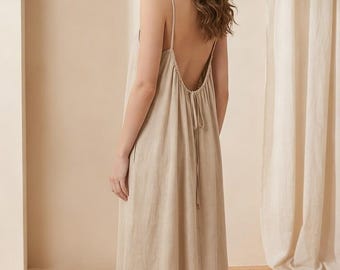 Vestido largo de lino hecho a mano, corte holgado, tirantes finos, ideal para la playa en verano.