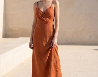 Vestido largo de lino con escote en V, tirantes finos, espalda cruzada, espalda descubierta, sin mangas, elegante, veraniego, color terracota.