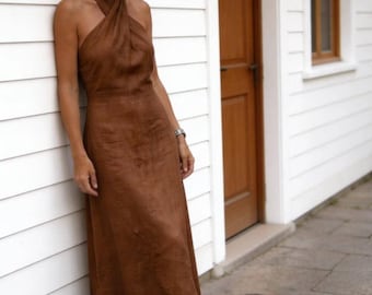 Vestido largo de lino marrón con escote halter, vestido minimalista de playa con espalda descubierta, ropa de lino bohemia sin mangas para verano, tallas grandes disponibles.