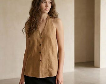 Top tipo chaleco de lino con cuello halter, escote en V, botones delanteros, sin mangas, ajustado, elegante, minimalista, ideal para el verano, color camel.