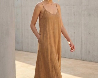 Vestido largo de lino con escote en V, tirantes finos, corte trapecio holgado, sin mangas, elegante, veraniego, color camel.